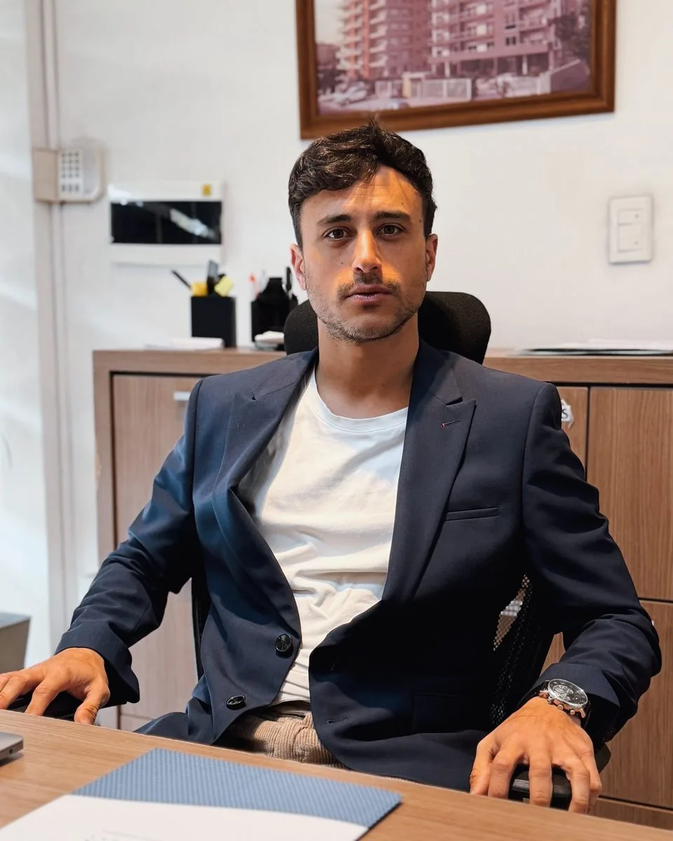 Mariano Zelaschi en su escritorio del estudio
